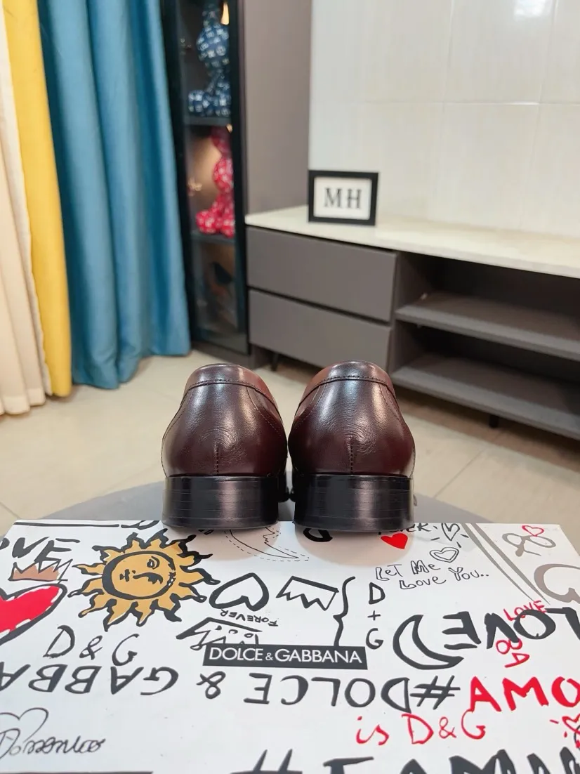 Men's shoes 💰540🌸🌸 [DG Dolce & Gabbana] High-end customized leather shoes. The upper is made of imported calf leather. Original hardware. I believe you will be impressed from the first time you see it. The avant-garde atmosphere can no longer fully interpret its elegance. AAA grade rubber outsole is super comfortable. The original cover last of the counter ensures its original version and quality. The upper is simple and the cowhide lining ensures its comfort and breathability. A pair of truly good shoes has its own unique soul, famous quality, and the first choice for successful people. Regular size 38-44 (45 customized)